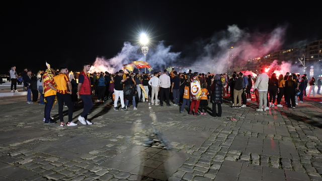 Galatasaray'ın derbi galibiyeti İzmir'de coşkuyla kutlandı