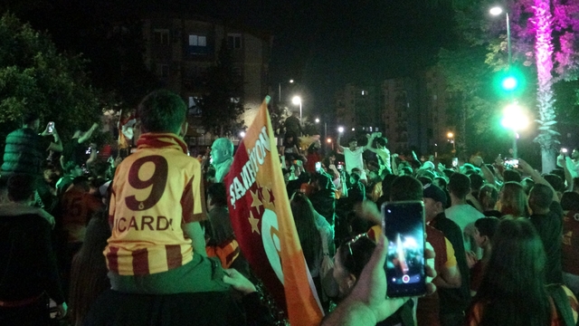 Antalya'da derbi galibiyetini kutlayan bir taraftar bıçakla yaralandı
Antalya'da derbinin ardından galibiyet coşkusu yaşandı