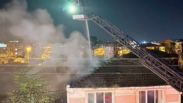 Gece yarısı korkutan yangın: Evde uyuyan kişi kurtarıldı
Leylek yuvası taşında