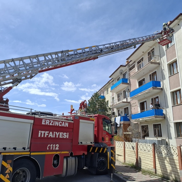 Çatıya takılan kuşu itfaiye kurtardı