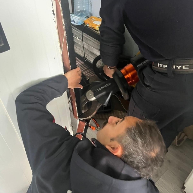 Antakya'da profil demirine sıkışan kuş kurtarıldı