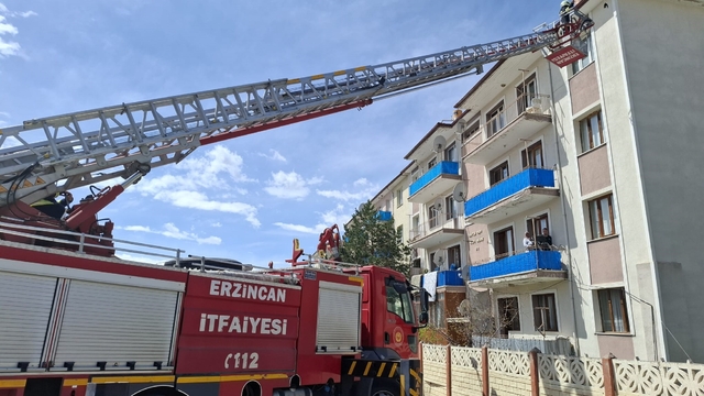 Çatıya takılan kuşu itfaiye kurtardı