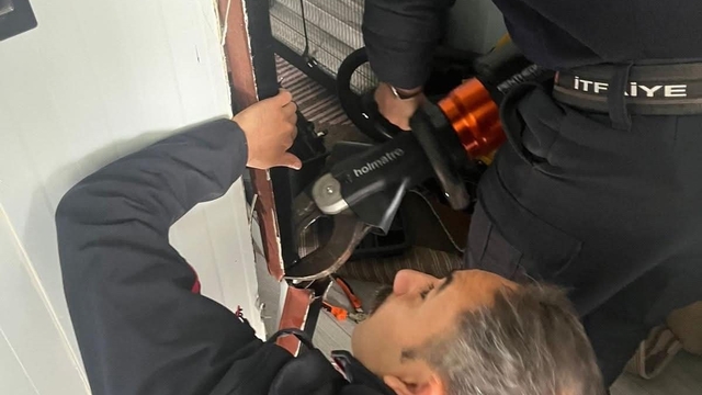 Antakya'da profil demirine sıkışan kuş kurtarıldı