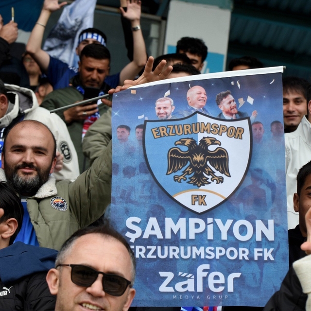 Şampiyon taraftarlara bayrak ve poster jesti