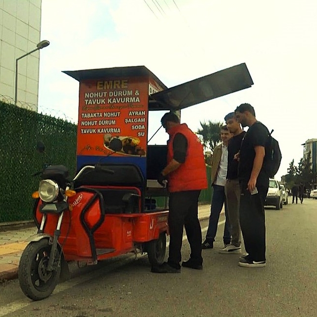 1 metrekarelik ekmek teknesiyle nohut dürüm lezzetini vatandaşın ayağına gö...