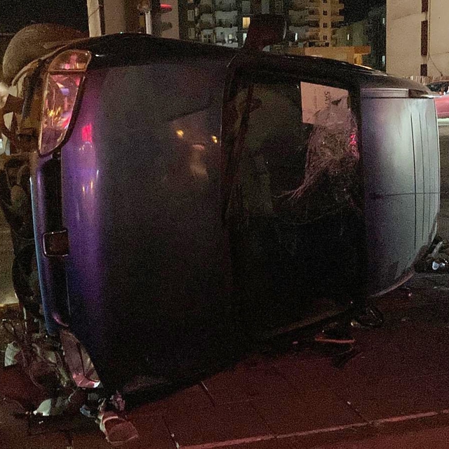 Motosikletle çarpışan hafif ticari araç devrildi: 3 yaralı