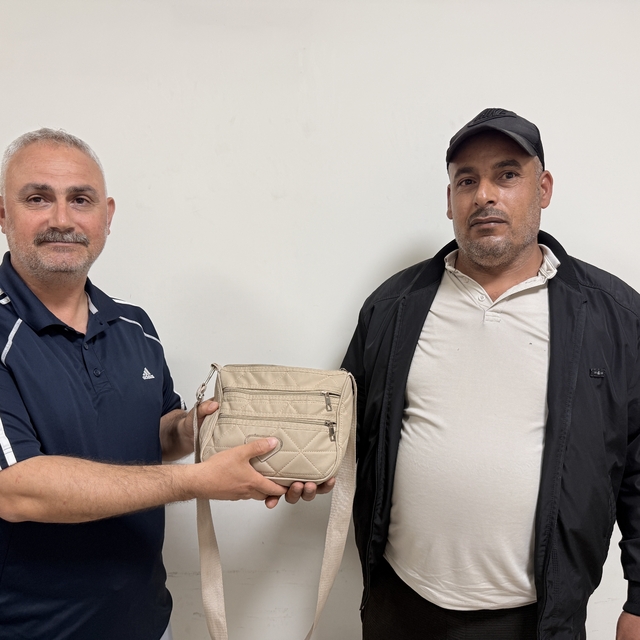 Emekli polis bulduğu içinde 250 bin TL'lik döviz olan çantayı sahibine tesl...