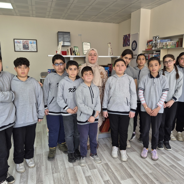 Depremde kaybettiği kızı ve damadı için kütüphane kurdu