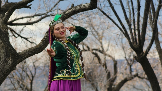 Kars'ta çiçek açan bağlarda Kafkas dansı görsel şölene dönüştü