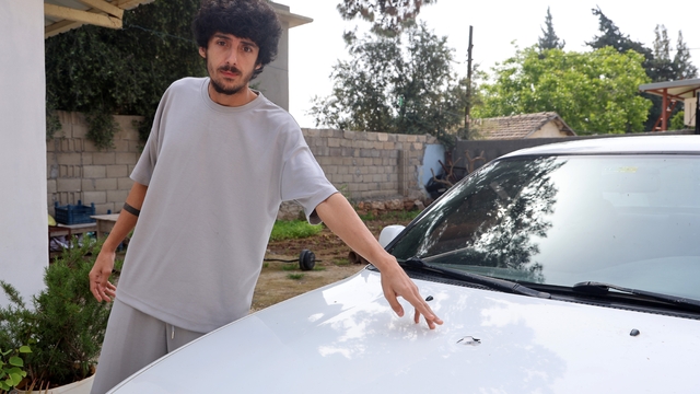 Sesle panik ve korku yaşayan vatandaşın aracına yorgun mermi isabet etti