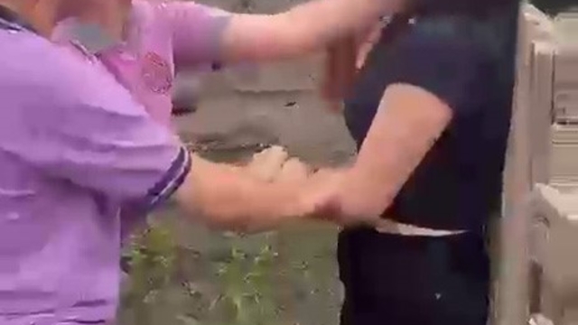 Akran zorbalığı cinsiyet dinlemiyor
Üst sınıftaki kızlar bir olup, alt sınıftaki bir kıza evire çevire dövdü
Şiddet uygulama görüntülerini kayda alan kızlar, dövdükleri kızı "Şikayetçi olursan daha kötü döveriz" diye tehdit ettiler