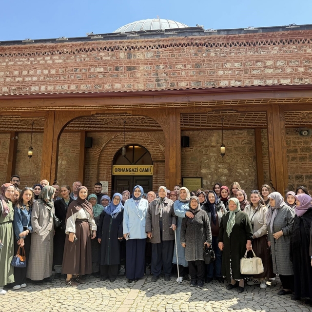 Bilecik'te Şeyh Edebali Türbesi'ni hiç ziyaret etmemiş yaşlılara öğrenciler...