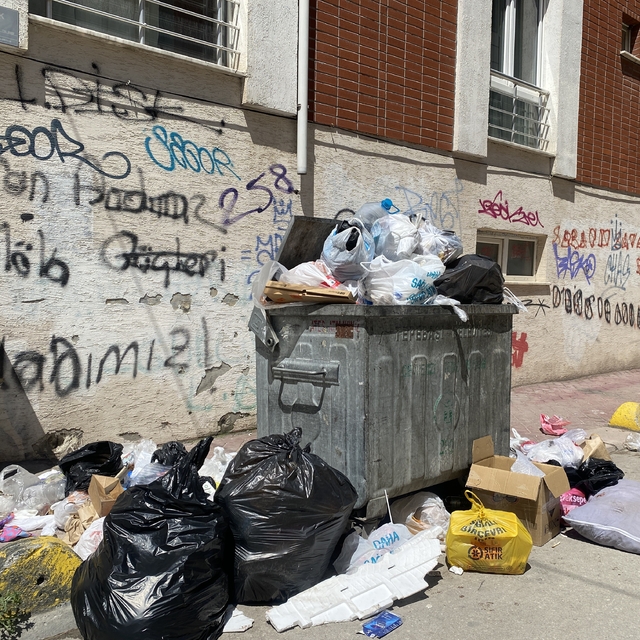 Güllük Mahallesinde yetersiz çöp konteynırı sebebiyle çöpler yollara taştı