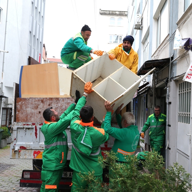 Osmangazi'de çöp eve müdahale
Çöp ev temizlendi mahallesi nefes aldı