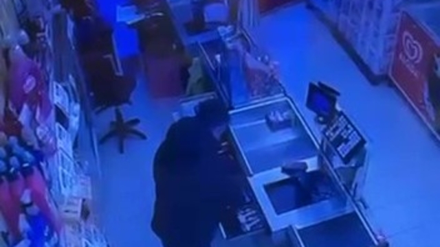 Marketten nakit para ve sigara çalan şüpheli kameralara yansıdı