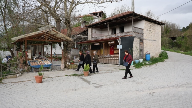 Burdurlu turistler Çameli'nin doğal güzelliklerine hayran kaldı