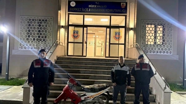 Umudunu kestiği motosikletine 3 yıl sonra jandarma sayesinde kavuştu
Jandarma iz sürdü: 3 yıl önce çalınan motosiklet sahibine teslim edildi
