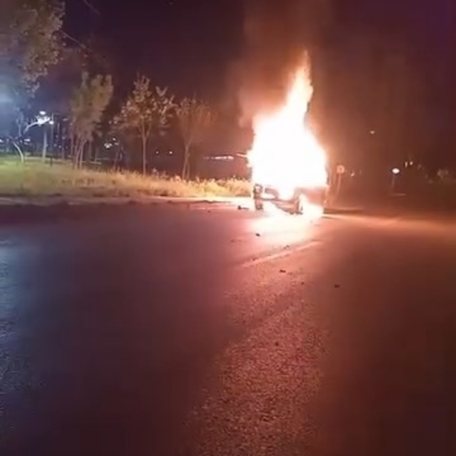 Otomobil gece yarısı alevlere teslim oldu, kullanılamaz hale geldi