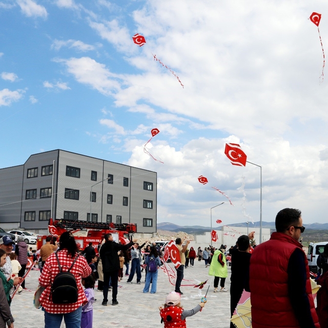 Kütahya OSB'de uçurtmalar gökyüzünü renklendirdi
