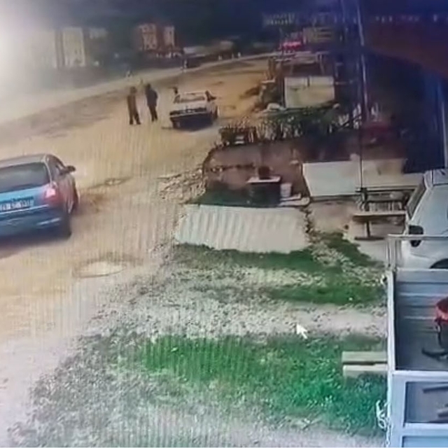 Önce konuştu, sonra çarptı: O anlar kameraya yansıdı