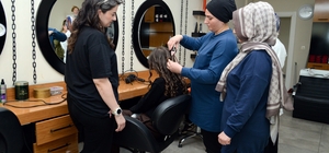 Kadınlar DİSMEK'te meslek öğreniyor