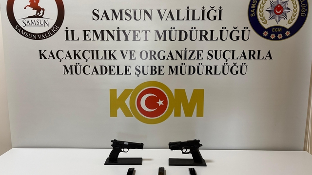 Samsun'da eşyaların arasına gizlenmiş 2 ruhsatsız tabanca bulundu