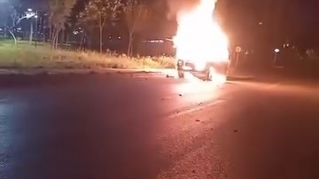 Otomobil gece yarısı alevlere teslim oldu, kullanılamaz hale geldi