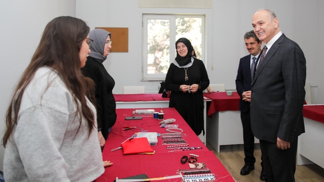 Hobiden ekonomik özgürlüğe
Kadınlar hem meslek öğreniyor hem de hoşça vakit geçiriyor
Üreten kadınlar e-ticaret ile büyüyecek