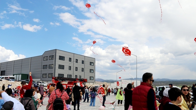 Kütahya OSB'de uçurtmalar gökyüzünü renklendirdi
