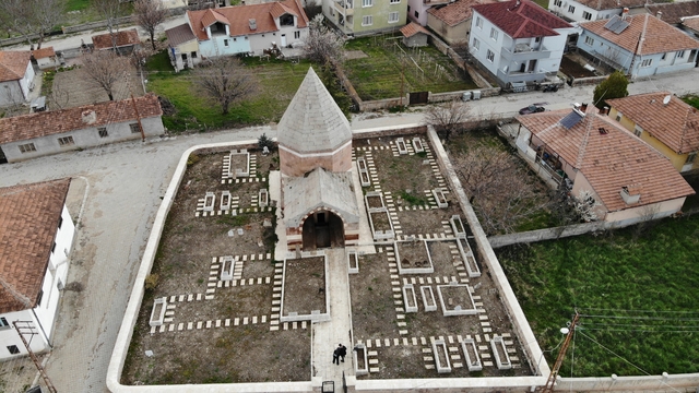 Çandır'daki 5 asırlık türbe tarihe ışık tutuyor