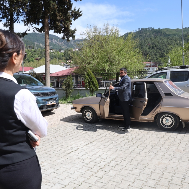 Fekeli gaziden Kaymakam Yılmaz'a, Ferdi Tayfur'un "Hatıran Yeter" şarkısıyl...