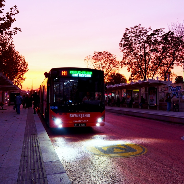 Sakarya'da metrobüs seferlerine saat ayarı