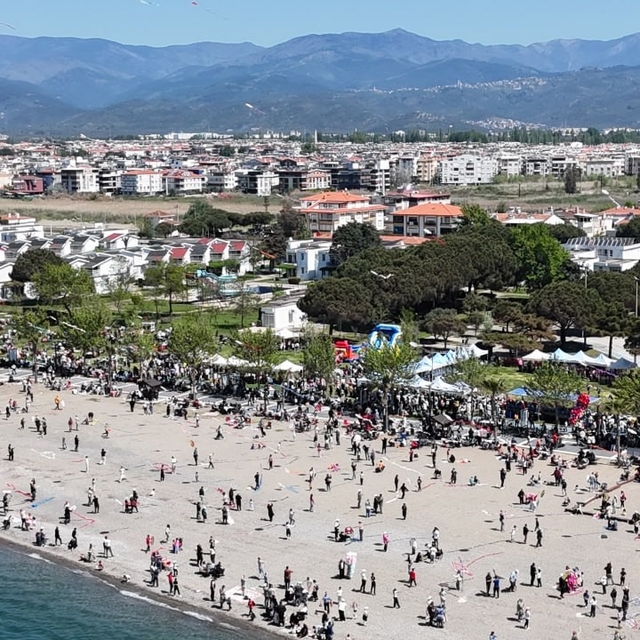 Edremit Belediyesi Geleneksel Uçurtma Şenliği yapıldı
Edremit'te gökyüzü uç...