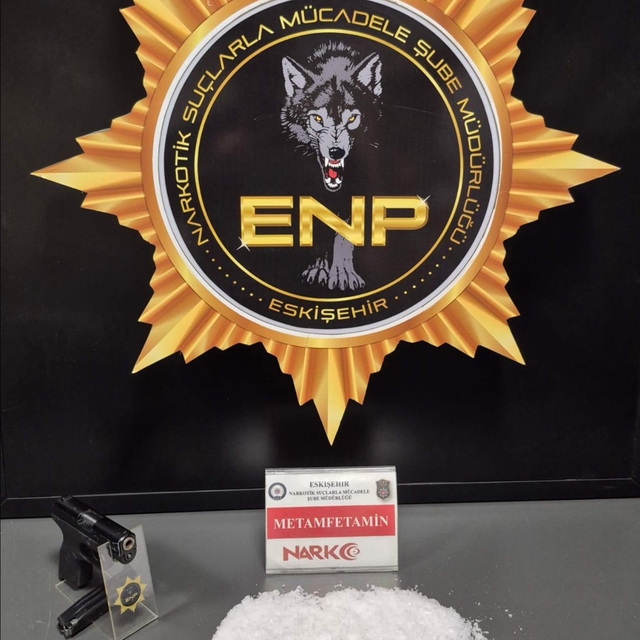 Eskişehir'de polisten kaçan şüphelilerin bulunduğu araçta sentetik uyuşturu...