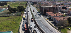 Yalova'da köprülü kavşakta çalışma nedeniyle trafik yoğunluğu