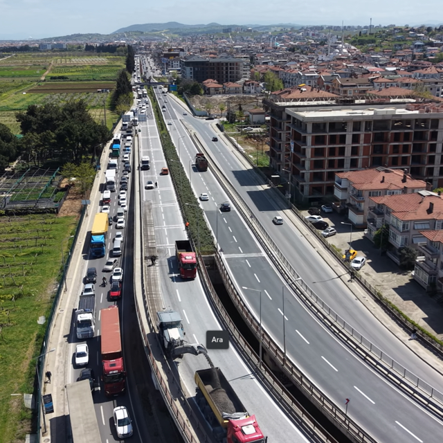 Yalova'da köprülü kavşakta çalışma nedeniyle trafik yoğunluğu