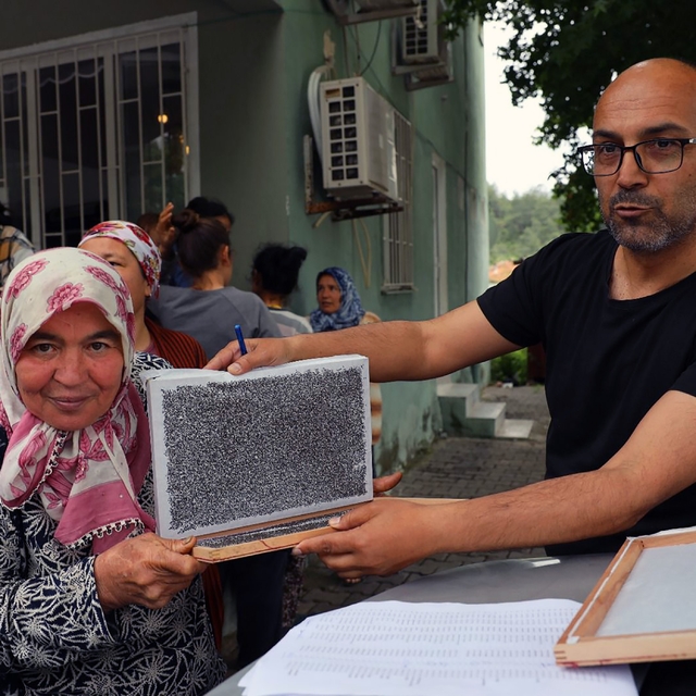 Köyceğiz'de 98 üreticiye İpekböceği larvası dağıtıldı