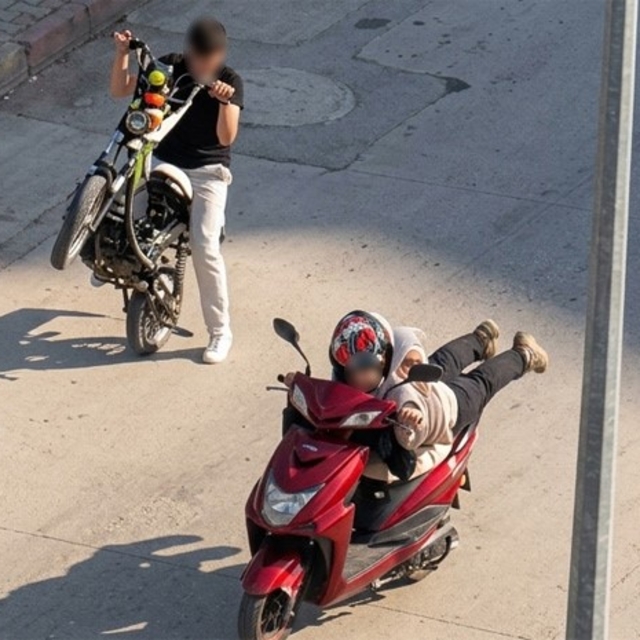 Karabük'te tehlikeli adrenalin: Gençlerin bazıları trafikte tehlikeli akrob...