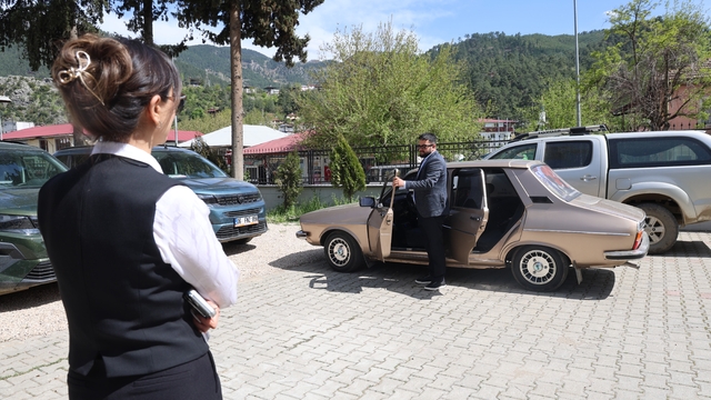 Fekeli gaziden Kaymakam Yılmaz'a, Ferdi Tayfur'un "Hatıran Yeter" şarkısıyla teşekkür
Fekeli gazinin satmak zorunda kaldığı otomobil, Kaymakam Feyza Yılmaz tarafından satın alınarak kendisine hediye edildi
EYP patlaması sonucu iki gözünü kaybeden gazi Uzman Çavuş Ahmet Gür, paraya sıkışınca çok sevdiği otomobilini satmak zorunda kaldı, durumu öğrenen Kaymakam Yılmaz otomobili bulup satın alarak gaziye hediye etti
Yaşadığı mutluluğu ve teşekkürünü, aracını kaymakamlık binasının önüne çekerek Adanalı merhum sanatçı Ferdi Tayfur'un şarkısını çalarak dile getirdi
