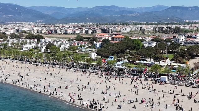 Edremit Belediyesi Geleneksel Uçurtma Şenliği yapıldı
Edremit'te gökyüzü uçurtmalarla renklendi
