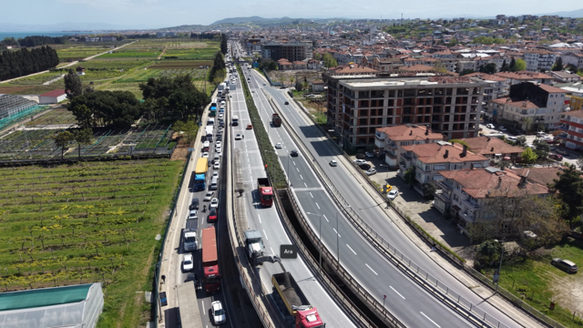 Yalova'da köprülü kavşakta çalışma nedeniyle trafik yoğunluğu