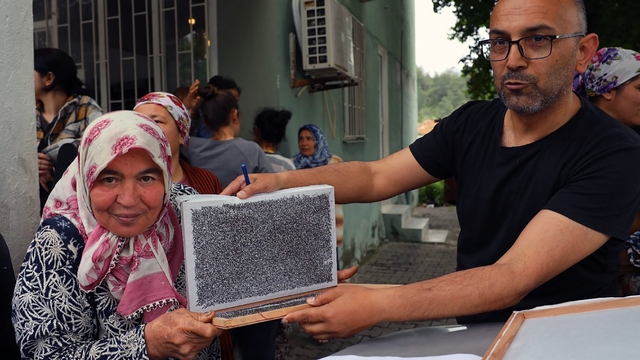 Köyceğiz'de 98 üreticiye İpekböceği larvası dağıtıldı