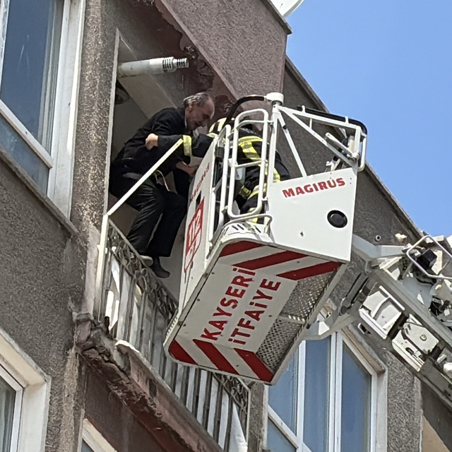 Kayseri'de 5 katlı binada yangın çıktı: 1'i bebek 5 kişi kurtarıldı