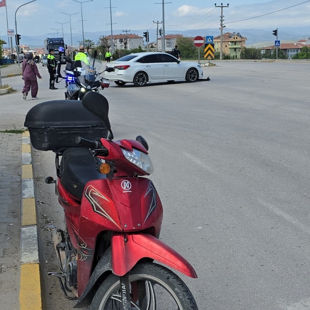 Otomobil ile motosiklet çarpıştı: 1 yaralı