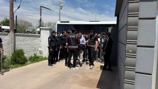 Halfeti Belediyesine operasyonda gözaltına alınan şüpheliler adliyeye sevk edildi
Eski Belediye Başkanı Şeref Albayrak: "İmamoğlu'na kelepçe takmayanlar Şeref Albayrak'a kelepçe takıyor"