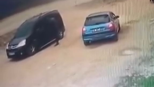 Hafif ticari aracıyla husumetlisine çarpıp ağır yaraladı; o anlar kamerada