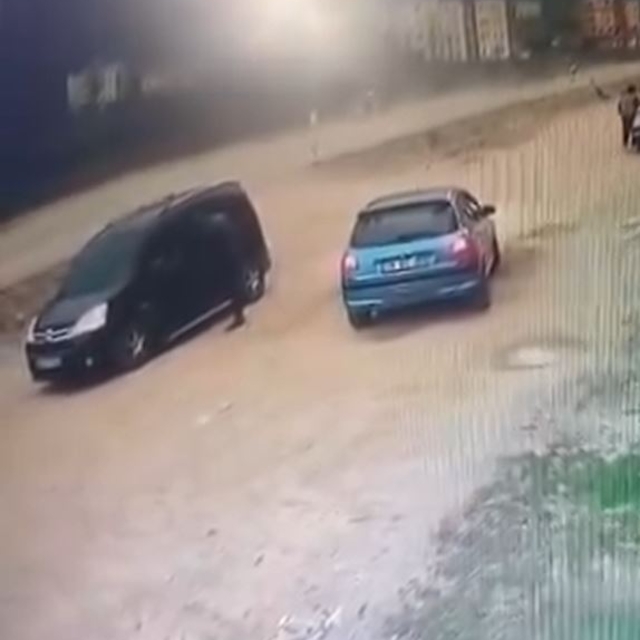 Hafif ticari aracıyla husumetlisine çarpıp ağır yaraladı; o anlar kamerada
