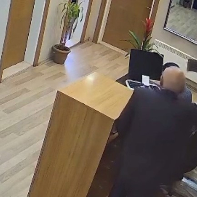 Belediye personeline satırla saldırı anı kamerada