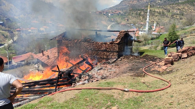 Isparta'da çıkan yangında saman deposu kullanılamaz hale geldi