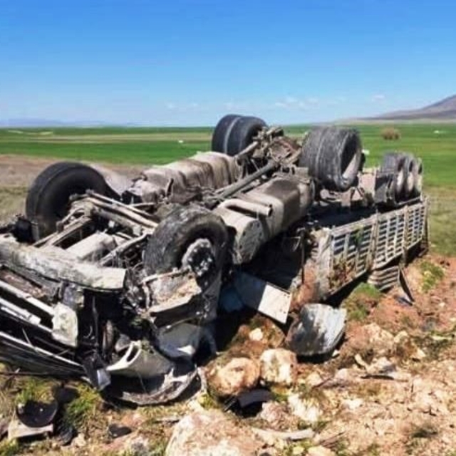 Kontrolden çıkan kamyon devrildi, sürücüsü yaralandı